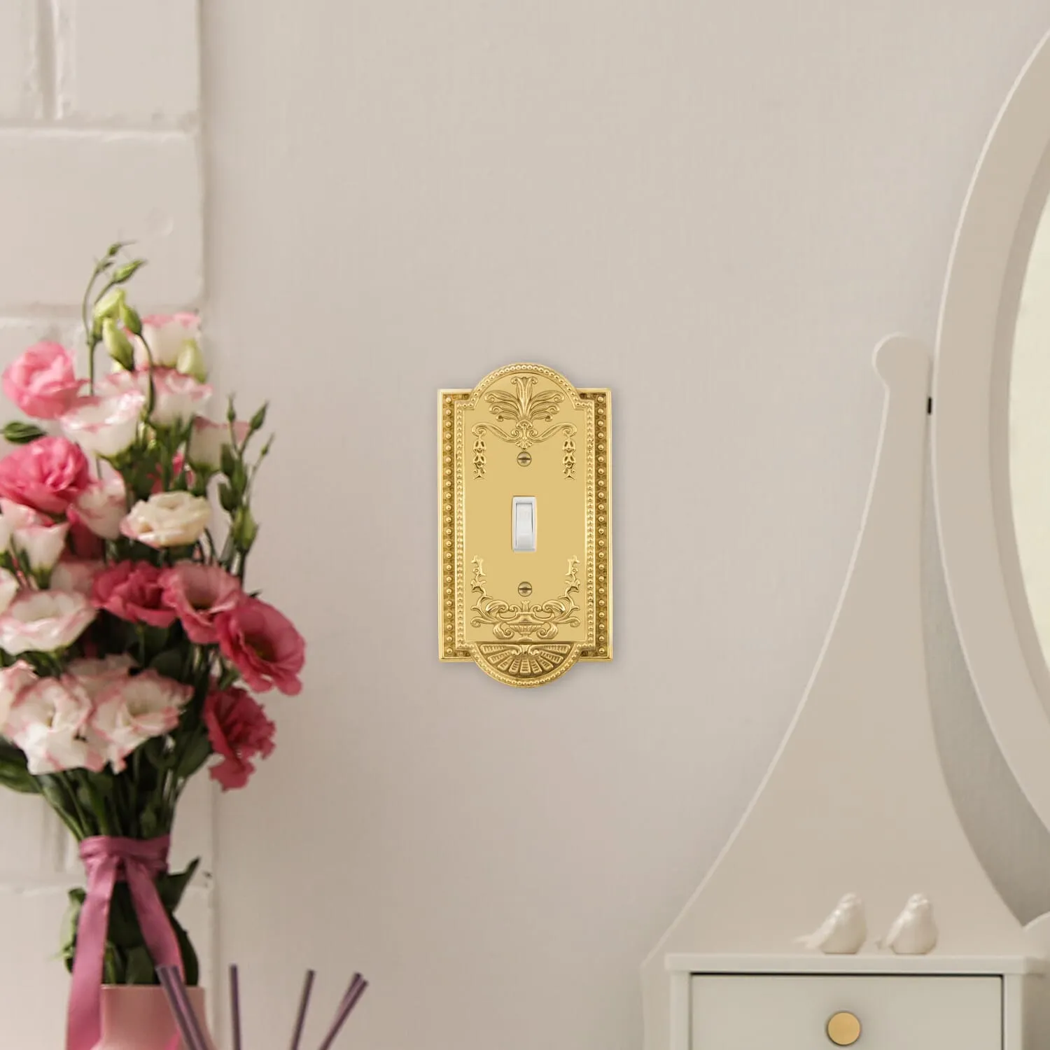 Meadows Switch Plate with Single Toggle in Polished Brass